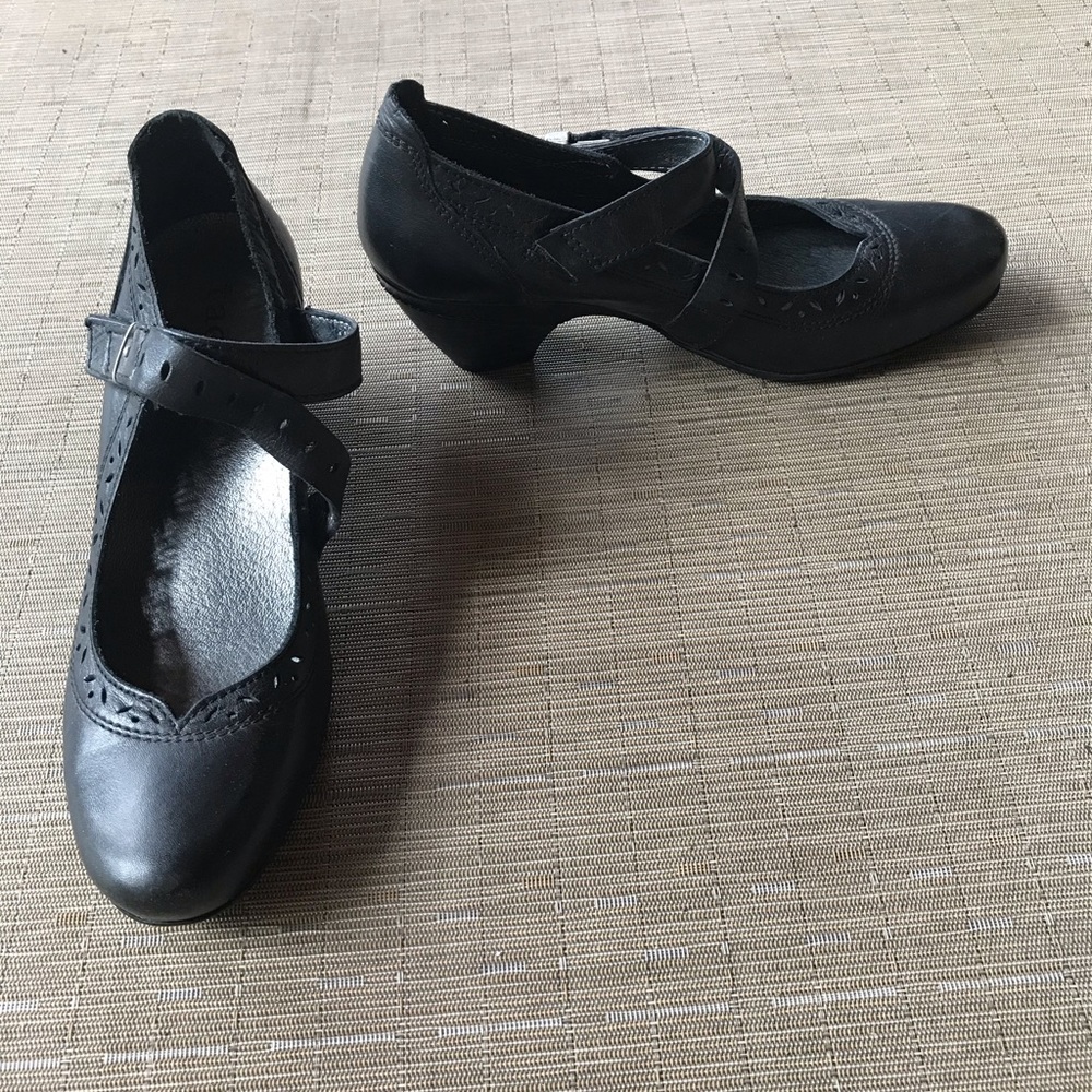 Taos Mary Jane pump Portugal NWOT